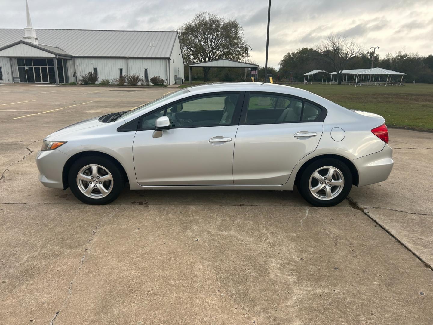 2012 Silver /Gray Honda Civic (19XFB5F5XCE) with an 1.8L L4 SOHC 16V CNG engine, AUTOMATIC transmission, located at 17760 Hwy 62, Morris, OK, 74445, (918) 733-4887, 35.609104, -95.877060 - 2012 HONDA CIVIC 1.8L FWD DEDICATED CNG (COMPRESSED NATURAL GAS) VEHICLE. FEATURES REMOTE KEYLESS ENTRY, POWER LOCKS, POWER WINDOWS, POWER MIRRORS, MANUEL SEATS, AM/FM RADIO, CD PLAYER, USB, AUX, BLUETOOTH FOR HANDS-FREE CALLING, 12V POWER OUTLET, CRUISE CONTROL, TRACTION CONTROL, CLOTH SEATS, 195/6 - Photo#7